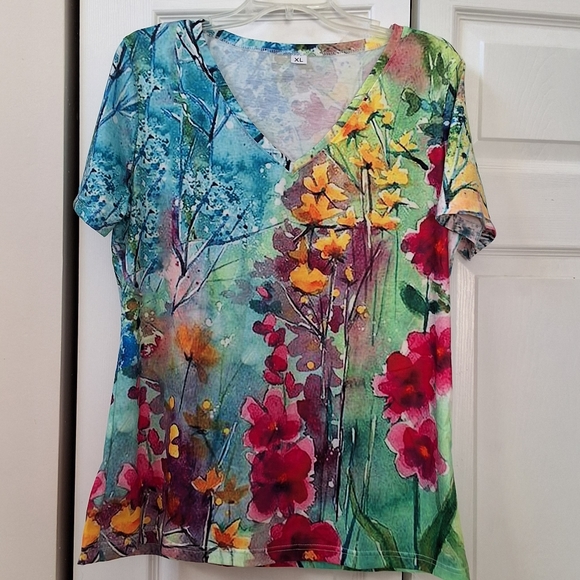 Woman's, XL, VNeck Flowers & Stems Top - Picture 2 of 6